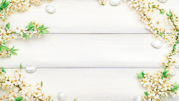 复活节彩蛋木头。四月花自然，白色快乐彩蛋上的木头春天背景。复活节图案与文本的地方。图片下载