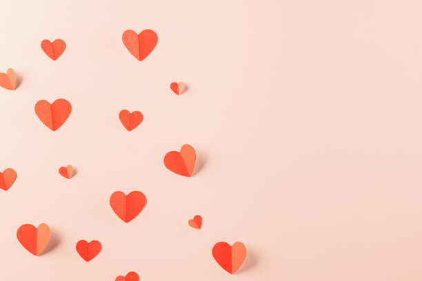 美丽的红纸心形切割粉彩粉红色背景图片下载