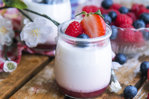 蓝莓草莓酸奶加木头图片下载