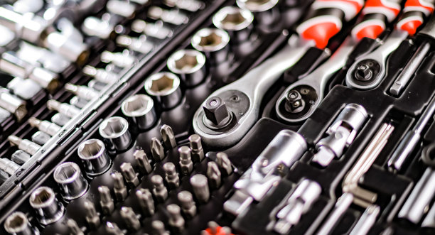 与各种金属工具组合图片下载