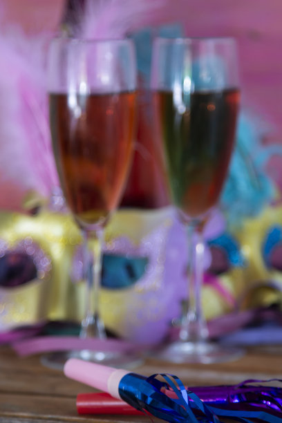 狂欢节面具，噪音制造者，香槟和彩带，狂欢节或新年派对的概念图片下载