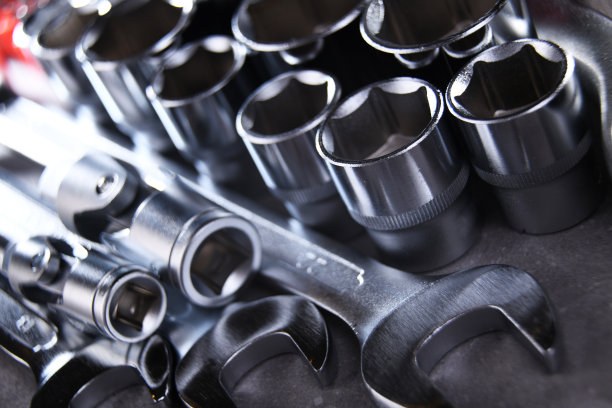 与各种金属工具组合图片下载