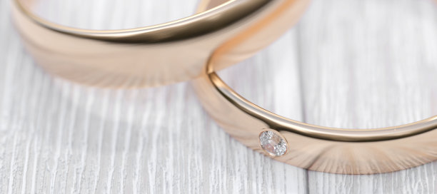 一张白色木桌上放着两枚结婚金戒指，特写。3 d渲染。图片下载
