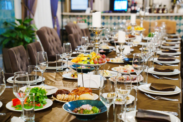 有蜡烛、点心和餐具的节日大桌子。图片下载