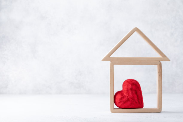 木制小房子模型，红心代表幸福家庭。房地产，甜蜜家园，投资，抵押和购买新物业概念。图片下载