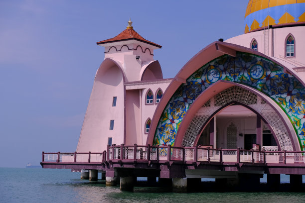 马六甲海峡清真寺的美丽特写，位于人造马六甲岛上，涨潮时看起来漂浮在海上。晴空万里的蓝天。图片下载