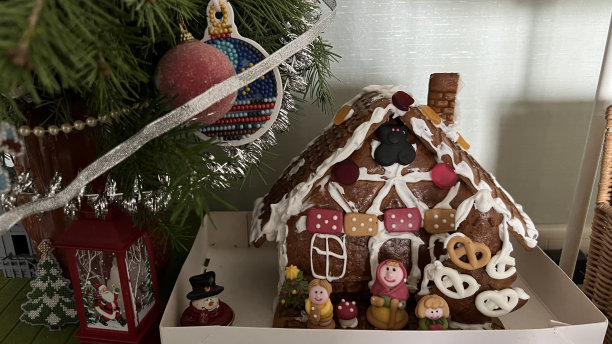 圣诞树装饰和姜饼屋图片下载