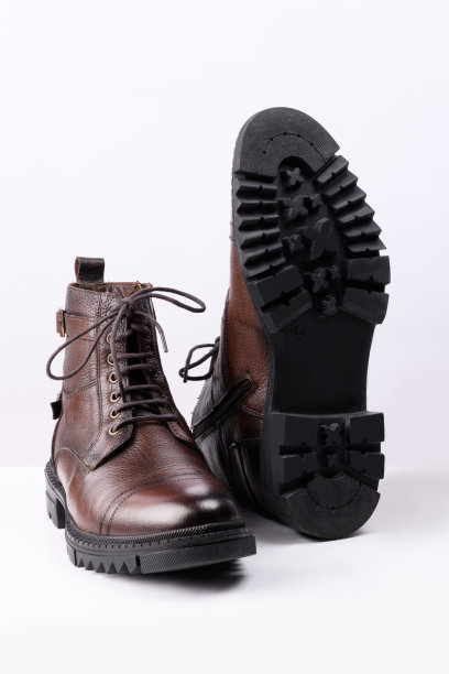 一双白色背景的棕色皮靴。图片下载