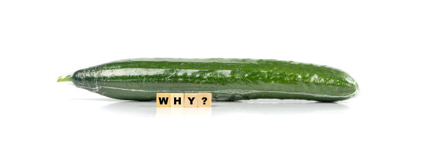 为什么有这么多塑料包装?黄瓜蔬菜薄膜包装，薄膜包装食品，吃塑料概念图片下载