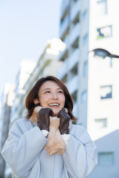 穿着外套的迷人亚洲女人图片下载