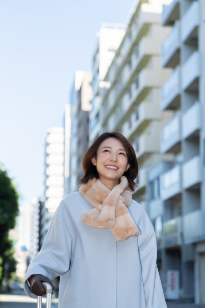 穿着外套的迷人亚洲女人，旅行图片下载