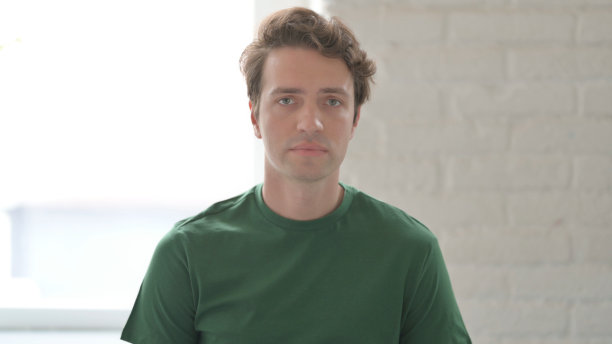 悲伤的年轻人感到不安和哭泣图片下载