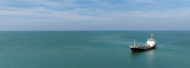 海上航行的石油和天然气油轮，全球海运业务服务，航拍图片下载