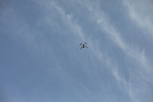 无人机在空中。四轴飞行器在空中飞行。小型飞机。飞行技术。图片下载