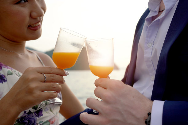 情侣一起住在游艇上。图片下载