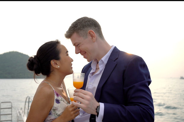 情侣一起住在游艇上。图片下载