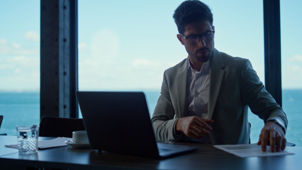 专注的商人在海洋办公室阅读文件。眼镜老板分析图片下载