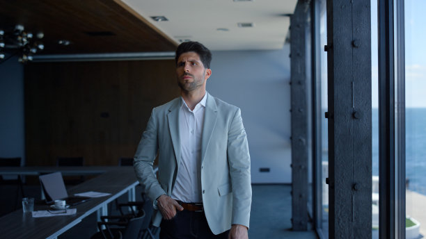 认真的商人看海景窗。领导人思维策划图片下载