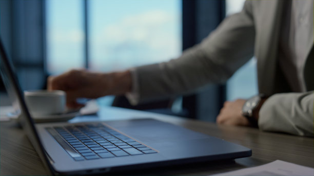 商人在海景处检查合同细节。老板喝咖啡图片下载