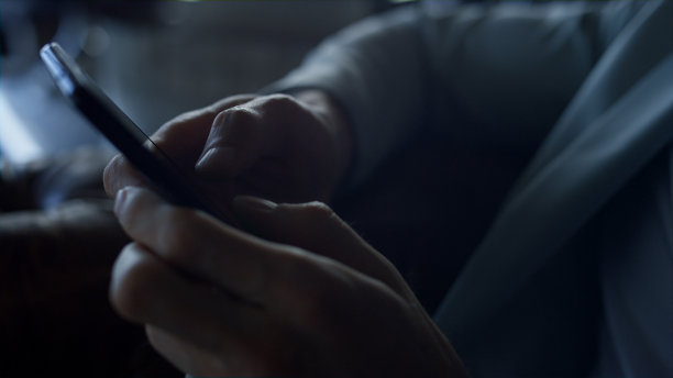 商人手拿智能手机特写。不明身份男子，工人，发短信伙伴图片下载