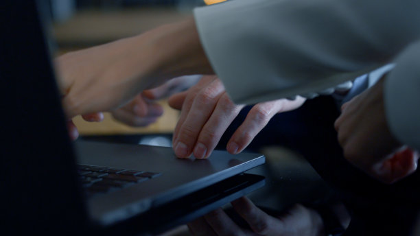 在办公室使用笔记本电脑的特写搭档的手。不明女子指着键盘图片下载