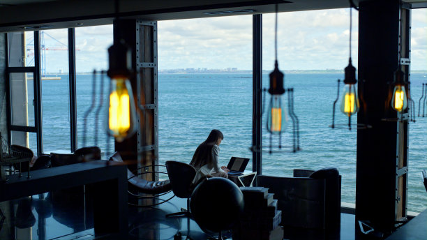 想着在办公室内部使用笔记本电脑的女商人。酷似老板的电脑图片下载