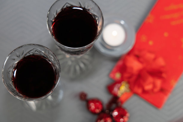 两杯红酒、心形礼品和天使摆件图片下载