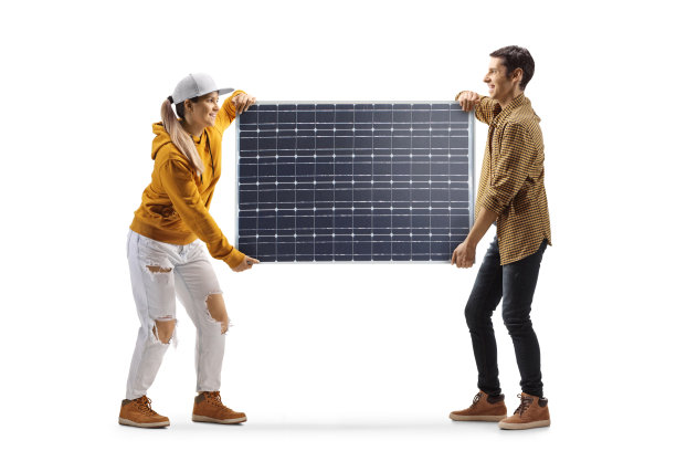 一个年轻的男人和女人携带一个隔离在白色背景上的太阳能电池板的全长侧面照片图片下载