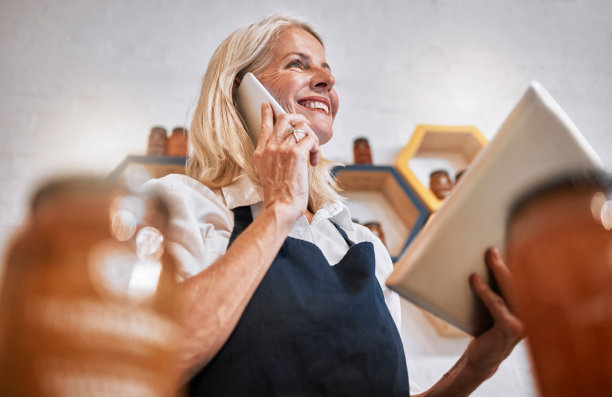 电话，蜂蜜和产品与女人在商店自然，有机和杂货店购物。订购，平板电脑和零售与小企业主的超市，食品和健康成分outlet图片下载