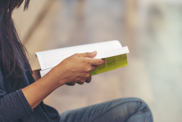 快乐的亚洲女人在绿色公园大自然的户外看书。读书杂志放松女人。休闲肖像女子微笑坐在绿色公园阅读电子书日记计划与快乐的脸图片下载