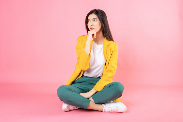 年轻的亚洲女商人坐在背景上图片下载