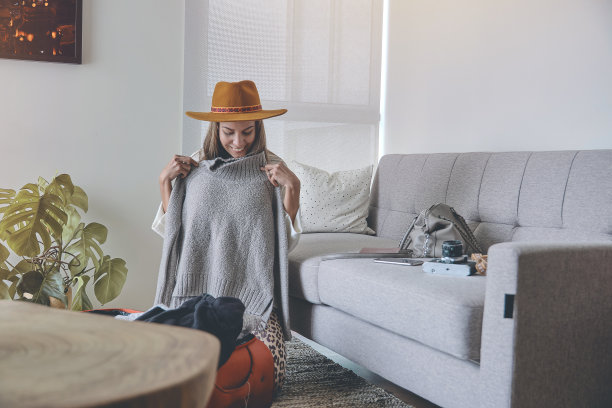 年轻的女孩准备行李箱去旅行。旅行的概念。有选择性的重点图片下载