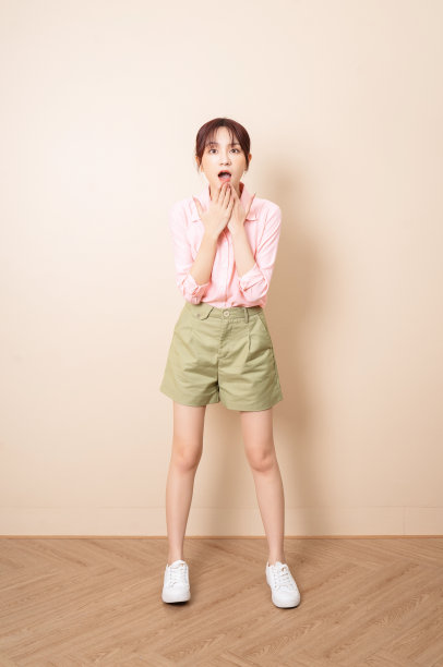 年轻亚洲女性站在背景上的全长照片图片下载