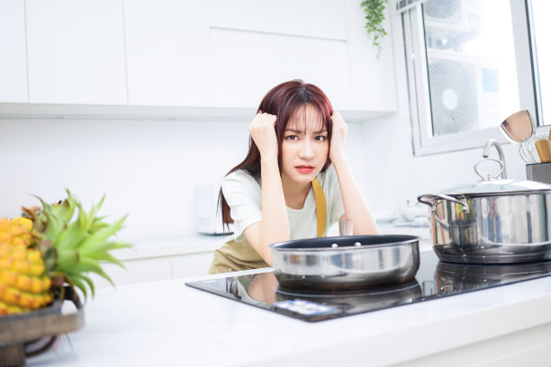 厨房里年轻的亚洲女人的形象图片下载