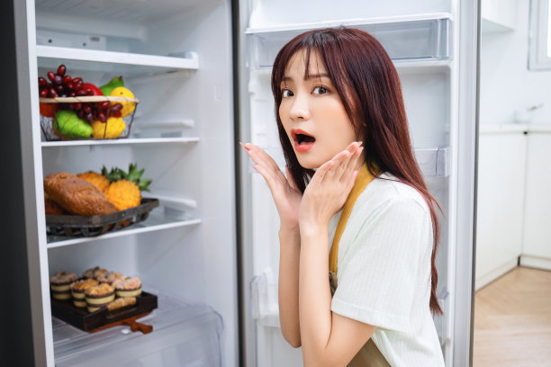 厨房里年轻的亚洲女人的形象图片下载