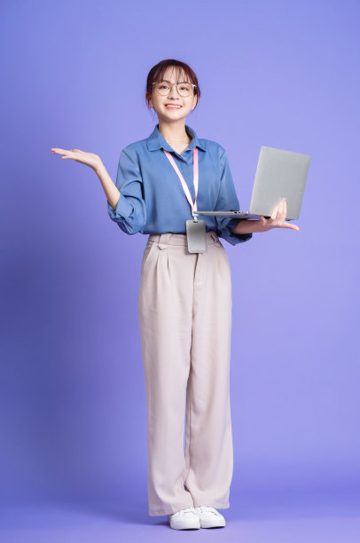 年轻的亚洲女商人拿着笔记本电脑的背景照片图片下载