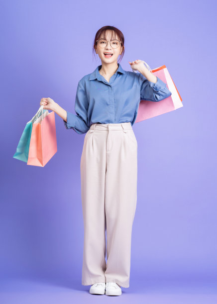 年轻的亚洲女商人拿着购物袋的形象图片下载