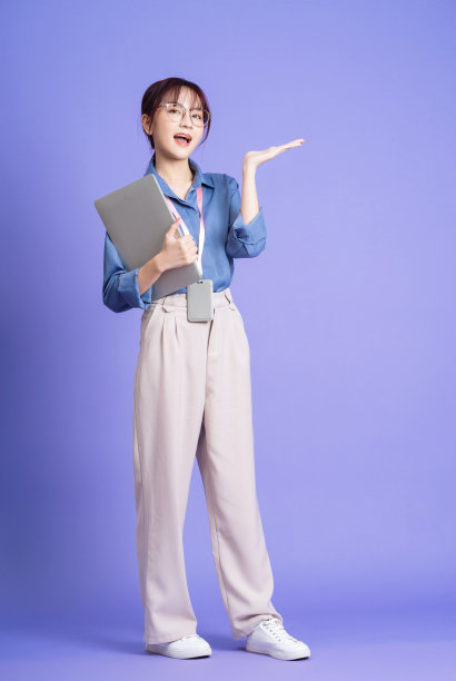 年轻的亚洲女商人拿着笔记本电脑的背景照片图片下载