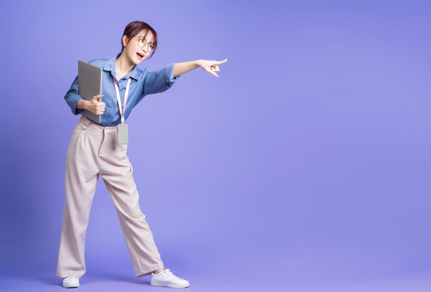 年轻的亚洲女商人拿着笔记本电脑的背景照片图片下载