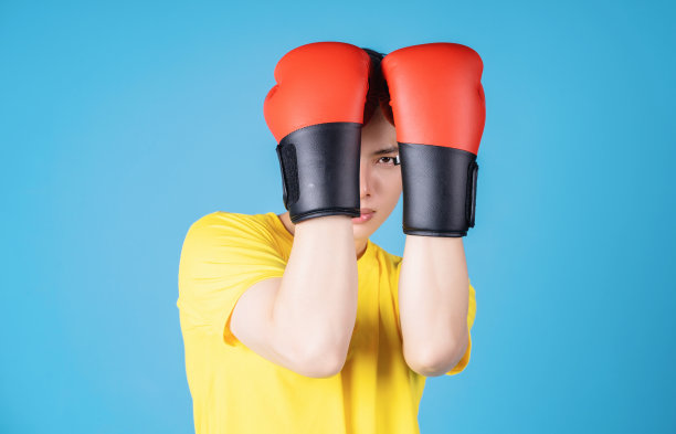 年轻的亚洲男子与拳击手套的照片图片下载