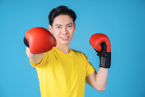 年轻的亚洲男子与拳击手套的照片图片下载