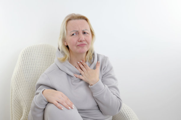 女性有咽喉刺激、粘液和咳嗽。发烧头痛呼吸道感染。女性不健康的疾病需要咨询医生并得到治疗。在孤立的白色背景上。图片下载