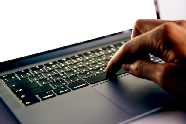 笔记本电脑键盘和手的特写。图片下载