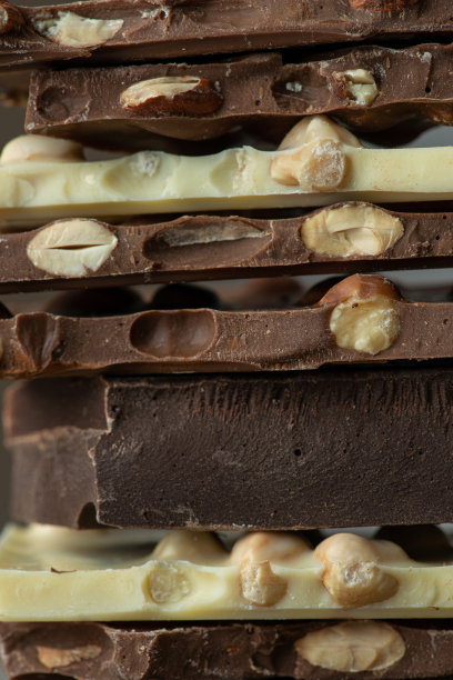 白牛奶巧克力加坚果图片下载