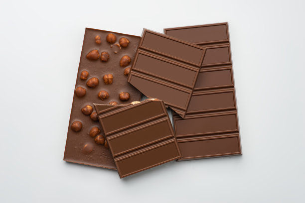 白色背景的坚果牛奶巧克力图片下载