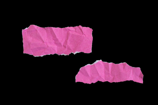 粉红色碎纸片孤立在黑色背景上图片下载
