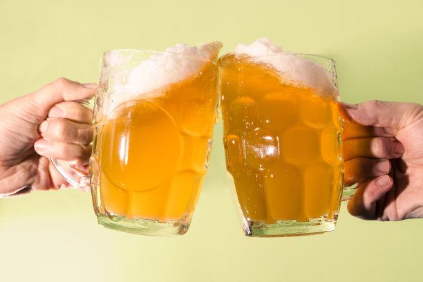 用啤酒敬酒图片下载