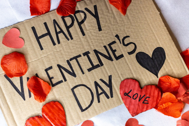 纸板告示牌孤独情人节快乐。写在纸板上的情人节快乐的文字图片下载