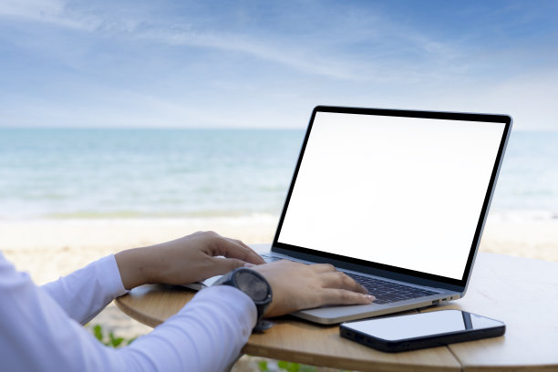 笔记本电脑和美丽的海滩图片下载