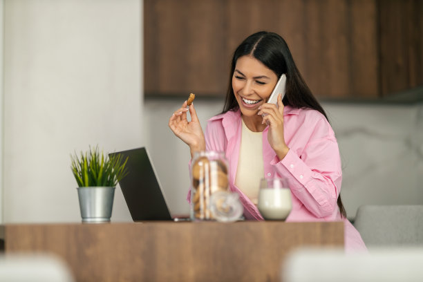 一个年轻的女性自由职业者在家里的肖像图片下载